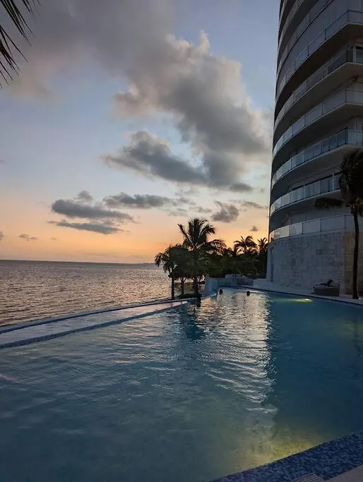 Peninsula Luxury Apartments With Ocean Front And Espectacular Views - No Pets Cancún México